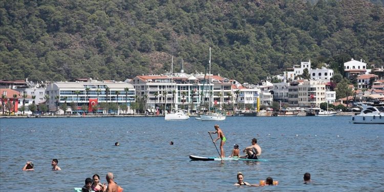 Muğla sahillerinde tatilci yoğunluğu yaşanıyor