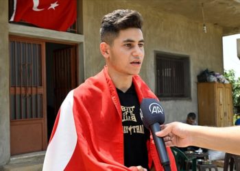 Lübnanlı Türkmen sporcu Beyrut’ta kazandığı muaythai turnuvasını Türk bayrağı açarak kutladı