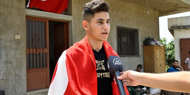 Lübnanlı Türkmen sporcu Beyrut’ta kazandığı muaythai turnuvasını Türk bayrağı açarak kutladı