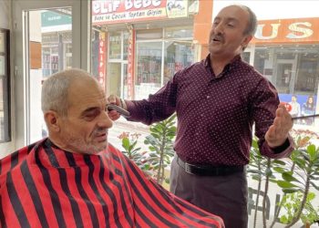 Elazığlı müzik tutkunu berber müşterilerini türküler eşliğinde tıraş ediyor