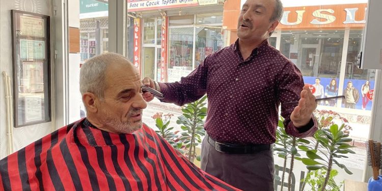 Elazığlı müzik tutkunu berber müşterilerini türküler eşliğinde tıraş ediyor