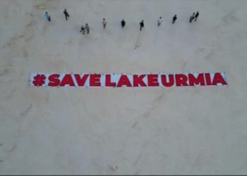 İranlı çevre aktivistleri tamamen kurumaya yüz tutan Urumiye Gölü'nde dev pankart açtı