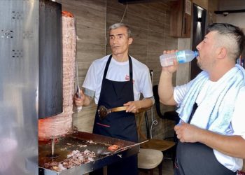 Kırşehir'de ateş başında çalışan esnaf bunaltıcı sıcaklarda mesai yapıyor