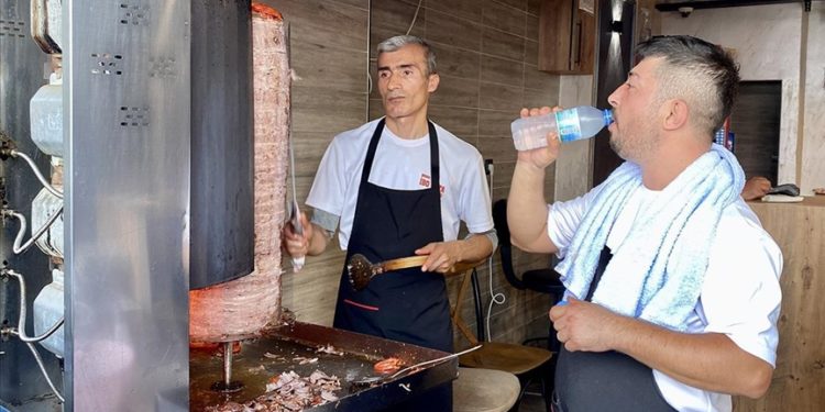 Kırşehir'de ateş başında çalışan esnaf bunaltıcı sıcaklarda mesai yapıyor