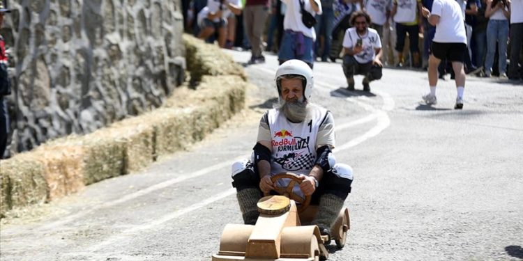 Rize’de “14. Geleneksel Red Bull Formulaz Tahta Araba Şenliği” düzenlendi