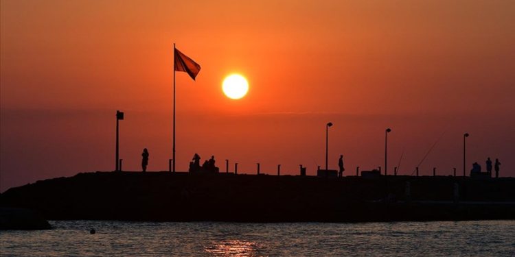 Side Antik Kenti gün batımında kızıl renklere büründü