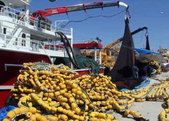 Sinop’ta balıkçılar ağlarını Karadeniz’e bırakmak için gün sayıyor
