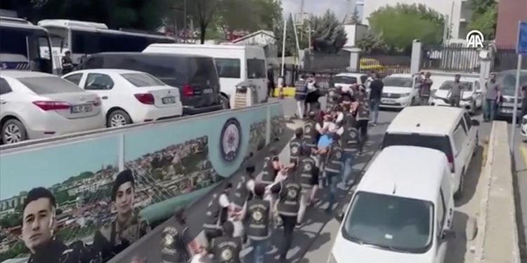 İstanbul’da polisi şehit eden suç örgütüne yönelik operasyonda 22 tutuklama
