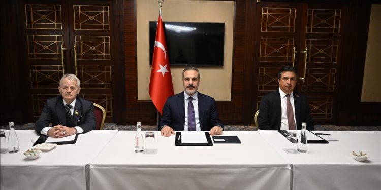Dışişleri Bakanı Fidan, Kiev'de Kırım Tatar Türk Toplumu liderleriyle görüştü
