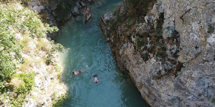 Bilecik'te serinlemek isteyenler "Abadiye Şelalesi"ne koştular