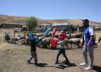 Yaylalardaki çocukları “Heybemde Neşe Var Projesi” ile eğlendiriyorlar