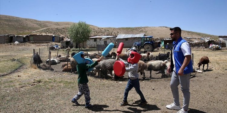 Yaylalardaki çocukları “Heybemde Neşe Var Projesi” ile eğlendiriyorlar