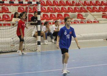 Milli takıma seçilen ablasından etkilendi hentbola başladı