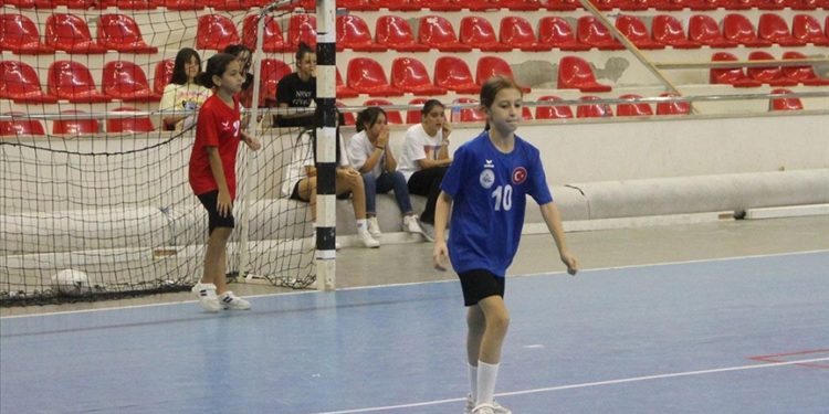 Milli takıma seçilen ablasından etkilendi hentbola başladı