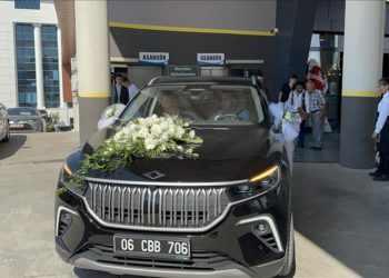 Çubuk'ta gelin arabası yapılan Togg çiçeklerle süslendi