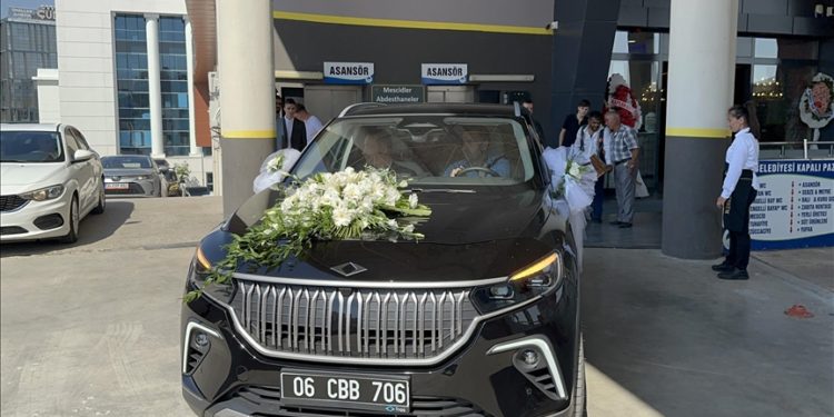 Çubuk'ta gelin arabası yapılan Togg çiçeklerle süslendi