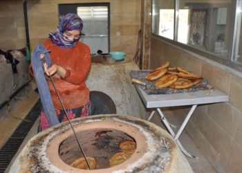 Mardin'de ekmek yapımını öğrenen kadınlar kurulan tandır evinde istihdam ediliyor