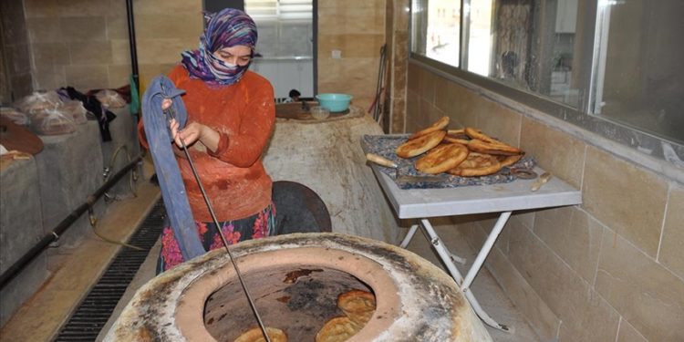 Mardin'de ekmek yapımını öğrenen kadınlar kurulan tandır evinde istihdam ediliyor