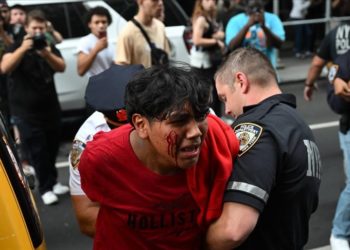 New York'ta sosyal medya fenomeninin hediye dağıtımında arbede