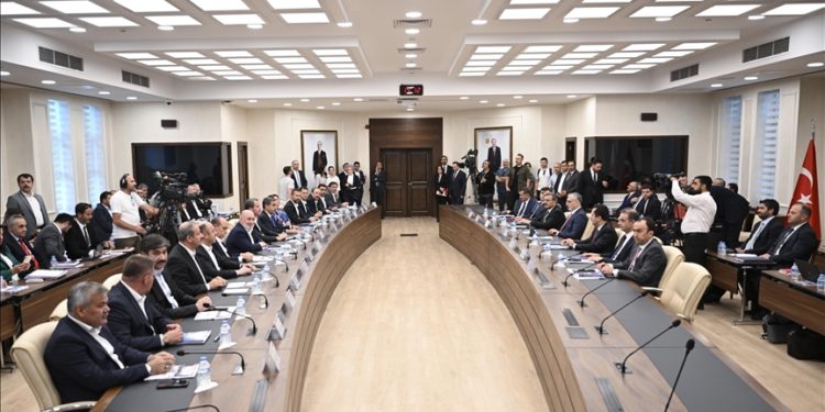 Memur ve memur emeklisinin sözleşme görüşmelerinde müzakere sürecine girildi