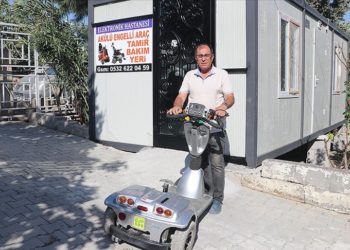 Türk Kızılay depremde tamirhanesi yıkılan Hataylı esnafa konteyner verdi