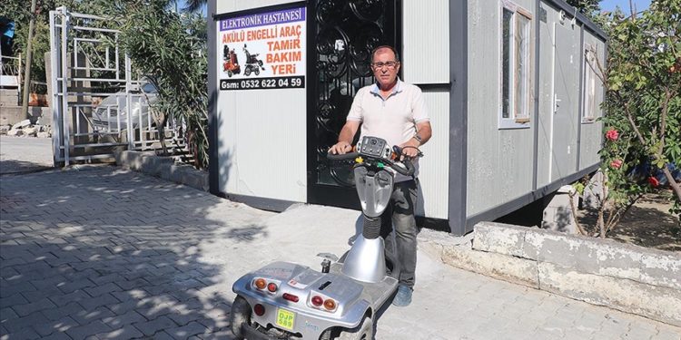 Türk Kızılay depremde tamirhanesi yıkılan Hataylı esnafa konteyner verdi