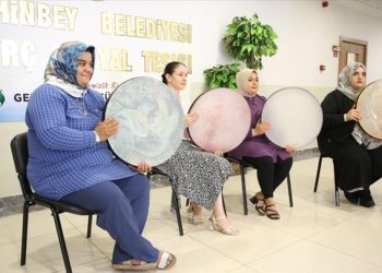 Tarlada yorulan Gaziantepli kadınlar katıldıkları kursta erbane çalmayı öğreniyor
