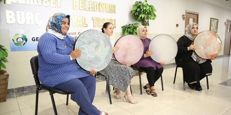 Tarlada yorulan Gaziantepli kadınlar katıldıkları kursta erbane çalmayı öğreniyor