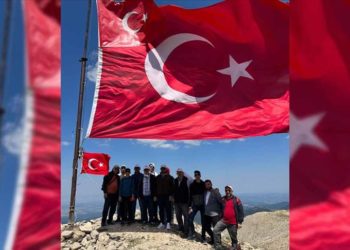 Ilgaz Dağı'nın zirvesindeki Türk bayrağı 24 metrekarelik bayrakla değiştirildi