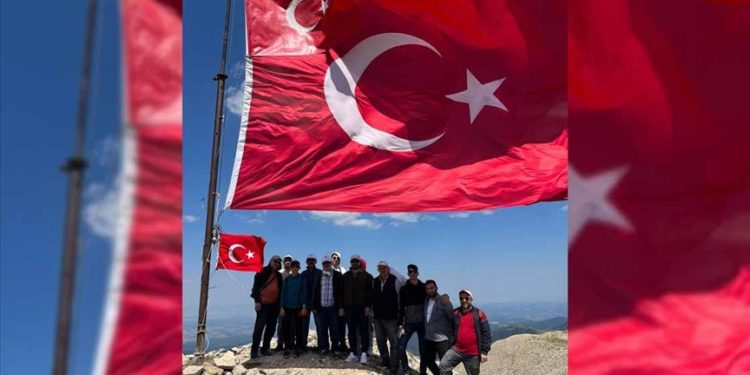 Ilgaz Dağı'nın zirvesindeki Türk bayrağı 24 metrekarelik bayrakla değiştirildi