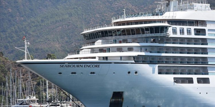 Marmaris'e "Seabourn Encore" 586 yolcusuyla geldi