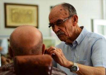 Çırak olarak başladığı berberliği 66 yıldır sürdürüyor
