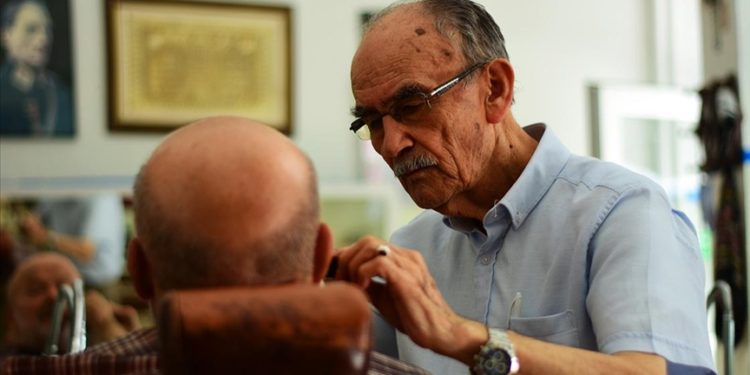 Çırak olarak başladığı berberliği 66 yıldır sürdürüyor