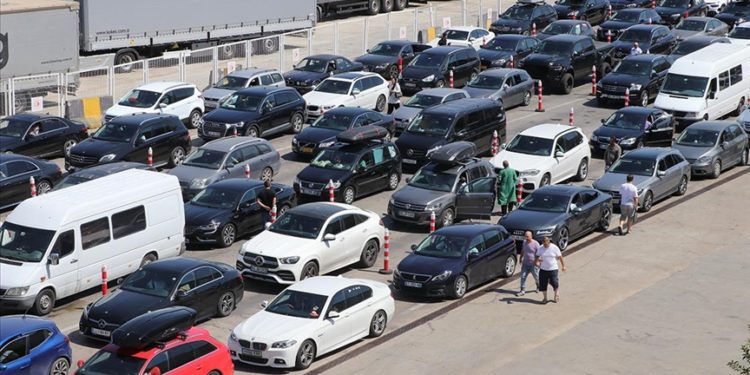 Yıllık izinlerini tamamlayan gurbetçilerin dönüş yolculukları sürüyor