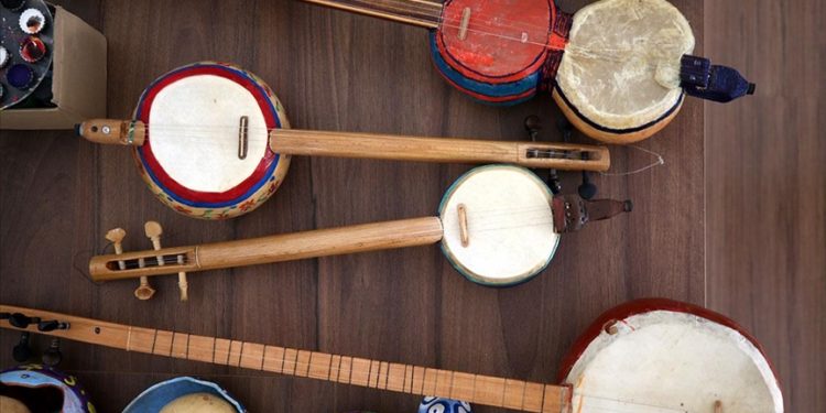 Emekli öğretmen su kabaklarını sanata dönüştürüyor