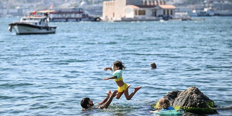 İstanbul'da sıcaktan bunalanların adresi sahiller oldu