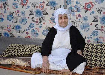 Dünyanın en yaşlı insanlarından Yezidi Rewşe nine PKK nedeniyle Sincar’daki evine dönemiyor