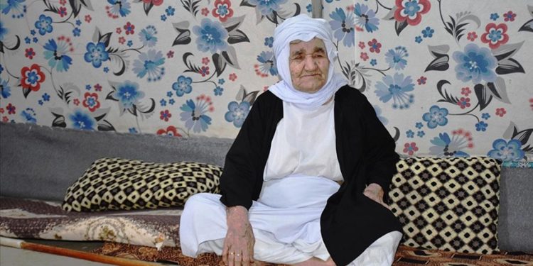 Dünyanın en yaşlı insanlarından Yezidi Rewşe nine PKK nedeniyle Sincar’daki evine dönemiyor