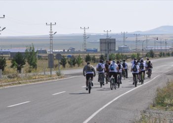 Ani’nin fethinin 959. yıl dönümünde sporcular pedal çevirdi, kulaç attı