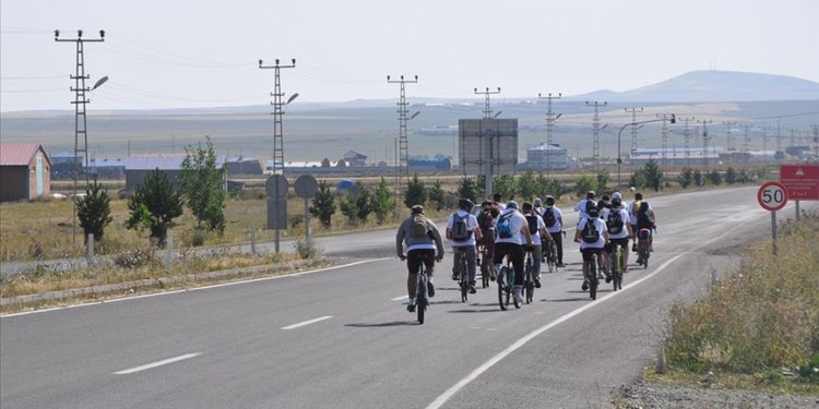 Ani’nin fethinin 959. yıl dönümünde sporcular pedal çevirdi, kulaç attı