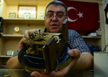 Eskişehirli saat ustası 45 yıldır zanaatını icra ediyor