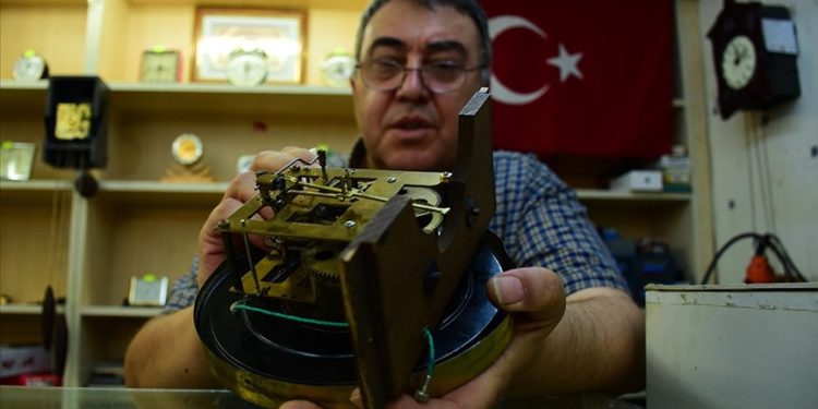 Eskişehirli saat ustası 45 yıldır zanaatını icra ediyor