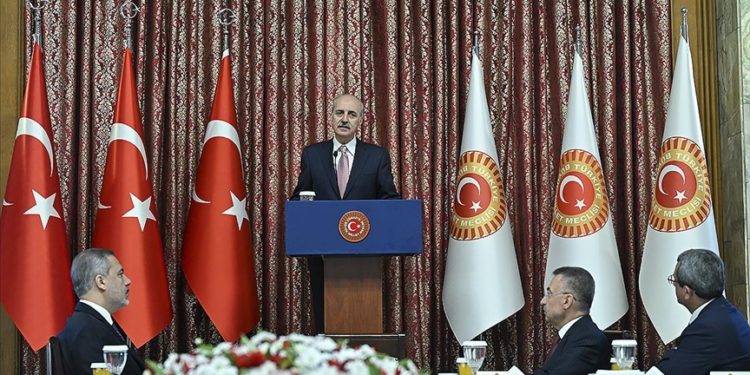 Türkiye kendi eksenini tahkim etmek mecburiyetinde olan bir ülke