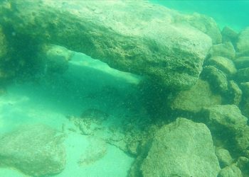 Van Gölü'nde üzerinde çeşitli işaretler bulunan taş ve mezar taşları tespit edildi