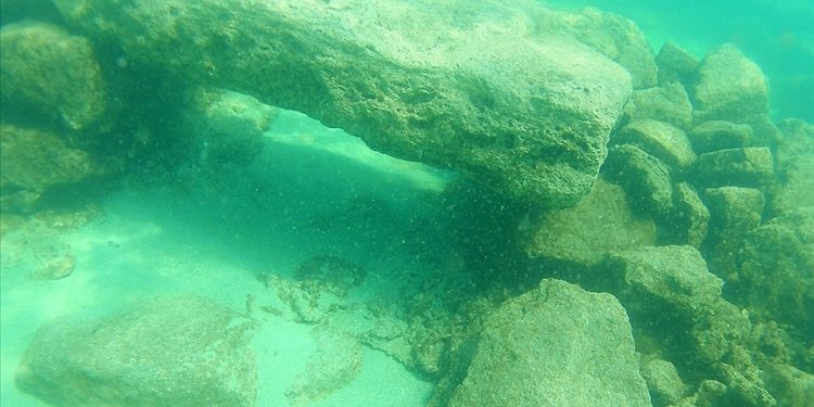 Van Gölü'nde üzerinde çeşitli işaretler bulunan taş ve mezar taşları tespit edildi