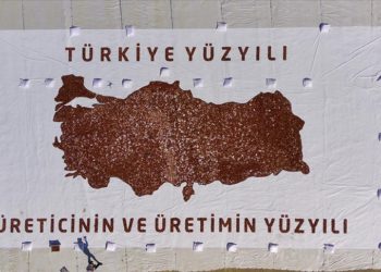 Mevsimlik tarım işçileri kurutmalık domateslerden dev Türkiye haritası yaptı