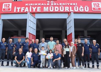 Depremzede kardeşler, kendilerini enkazdan çıkaran itfaiye personeliyle buluştu