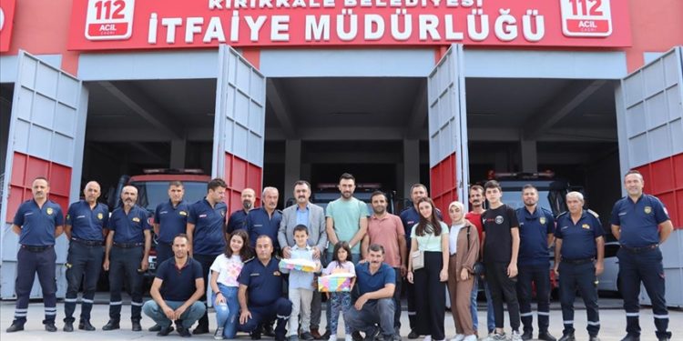 Depremzede kardeşler, kendilerini enkazdan çıkaran itfaiye personeliyle buluştu