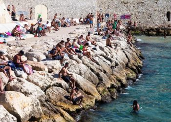 Fransa'da hükümet, aşırı sıcaklara karşı tren ve metro istasyonlarında ücretsiz su dağıtımına başladı