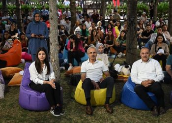 Ulaştırma ve Altyapı Bakanı Abdulkadir Uraloğlu, stajyer öğrencilerle buluştu